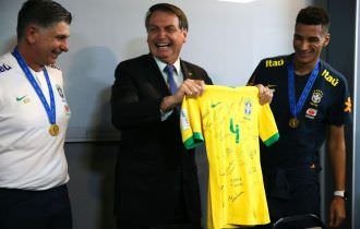 Bolsonaro almoça com seleção do Brasil sub-17, tetracampeã de futebol