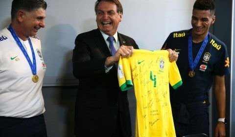 Bolsonaro almoça com seleção do Brasil sub-17, tetracampeã de futebol