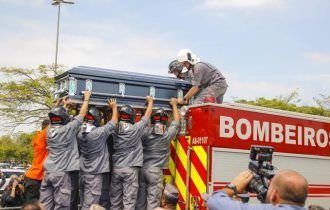 Cortejo com o corpo de Gugu chega a cemitério em São Paulo