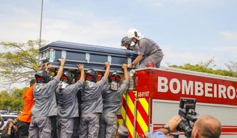 Cortejo com o corpo de Gugu chega a cemitério em São Paulo