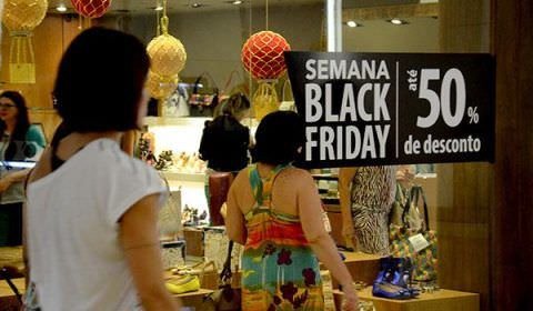 Empresa promove descontos na Black Friday para consumidores que estão endividados