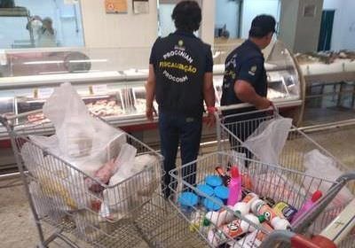 Procon apreende 128 quilos de produtos em supermercado de shopping de Manaus
