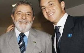'Me leva ao Caldeirão', diz Lula a Luciano Huck ao embarcar em avião