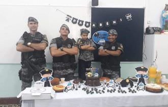 Policiais militares inspiram crianças amazonenses e viram tema de aniversário