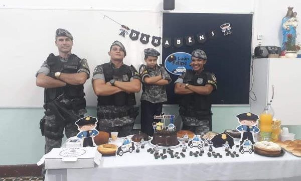 Policiais militares inspiram crianças amazonenses e viram tema de aniversário