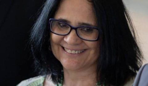 Damares Alves abriu conta no Tinder e diz que está procurando marido