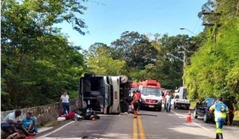 Adolescente morre e 12 ficam feridos em acidente com ônibus em estrada