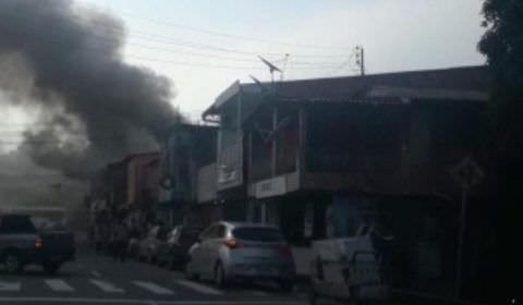 Lanchonete pega fogo no Parque 10 (Veja o vídeo)