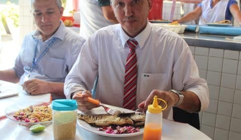 Vestido de camisa da marca “Ravanelli”, vereador Sassá aparece na feira para comer jaraqui