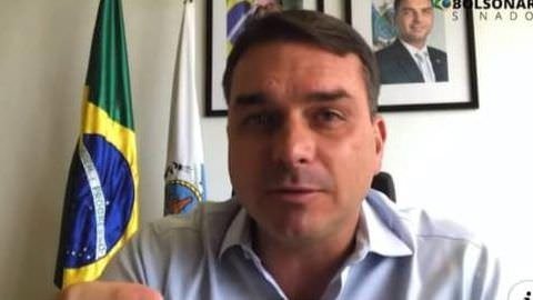 Flávio Bolsonaro nega lavagem e diz que PM comprou R$21,1 mil em chocolate