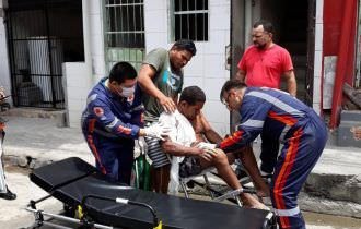 Homem tem camisa tomada por fogo ao sofrer descarga elétrica no Alvorada