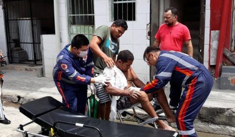 Homem tem camisa tomada por fogo ao sofrer descarga elétrica no Alvorada