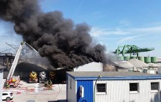 Pelo menos 43 pessoas morrem em incêndio que atingiu fábrica