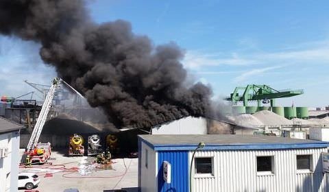 Pelo menos 43 pessoas morrem em incêndio que atingiu fábrica