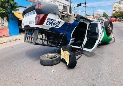 Sargento e cabo da PM ficam feridos após viatura capotar em avenida de Manaus