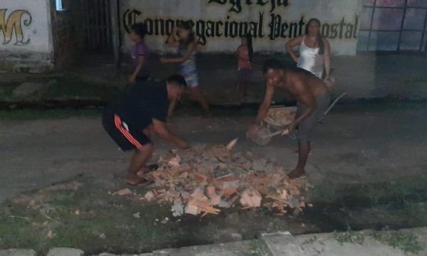 Tefeenses tampam buracos de ruas no bairro do Abial com restos de tijolos