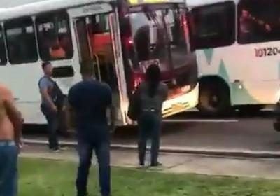 Em Manaus, sargento da PM reage a assalto em ônibus e é esfaqueado; veja vídeo