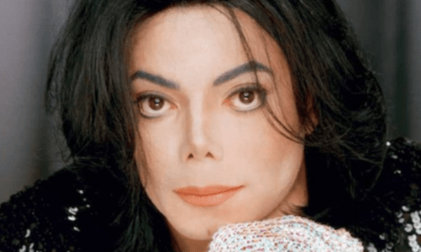 Perfil de Michael Jackson no Twitter deseja feliz 2020 e web reage: 'Já pode aparecer'