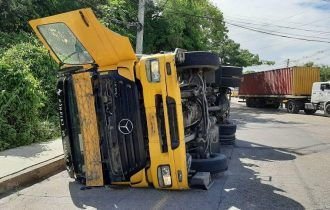 Carreta tomba na “Bola da Suframa” (Veja o vídeo)
