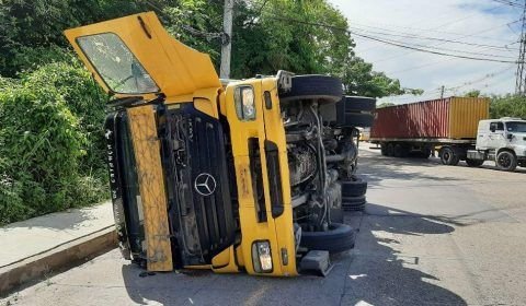Carreta tomba na “Bola da Suframa” (Veja o vídeo)