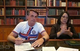Em live, Bolsonaro pede serenidade e afirma que respeita os Poderes