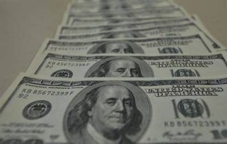 Dólar bate R$ 4,50 com temor por surto de coronavírus