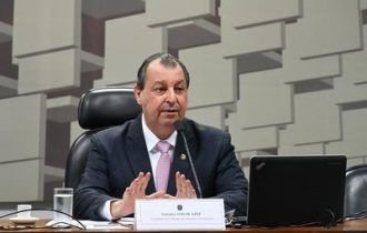 Bolsonaro mantém medida que prejudica Manaus e senador reage