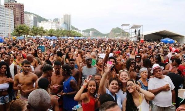 Médico diz como doença do beijo pode ser evitada no carnaval