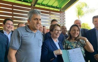 Ministério entrega títulos de terra a famílias de assentados no RS