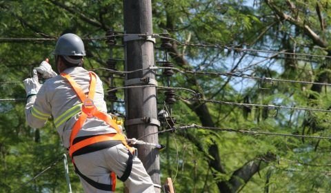 Justiça determina suspensão de cortes de água e luz por dívida em Manaus