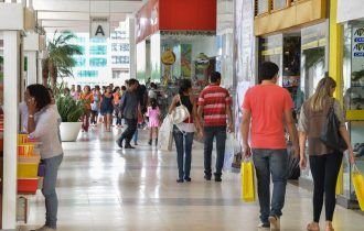 Percentual de famílias com dívidas cai em fevereiro