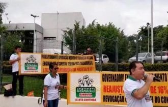 Professores reivindicam pagamento do reajuste salarial na Sede do Governo do Amazonas