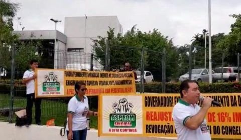 Professores reivindicam pagamento do reajuste salarial na Sede do Governo do Amazonas