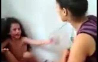 Mãe é presa por tortura após ser filmada agredindo filha de sete anos com fios de extensão em MG; veja vídeo