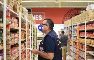 Procon-AM apreende mais de 80 quilos de alimentos com validade vencida em supermercados de Manaus
