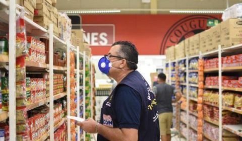 Procon-AM apreende mais de 80 quilos de alimentos com validade vencida em supermercados de Manaus