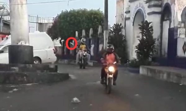 Em Tefé, vídeo mostra descarte de luva na rua após vítima da Covid-19 ser deixada no cemitério