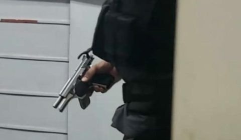 Em Manaus, homem surta e armado ameaça executar vizinhos no meio da rua