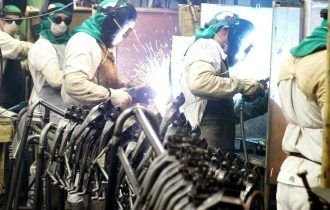 Economia Produção industrial cai 9,1% em março, diz IBGE