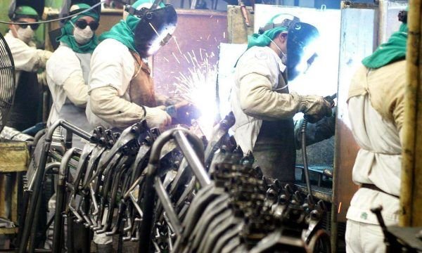 Economia Produção industrial cai 9,1% em março, diz IBGE