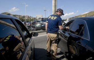 Polícia faz operação contra corridas ilegais de carro no Rio