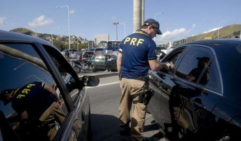 Polícia faz operação contra corridas ilegais de carro no Rio