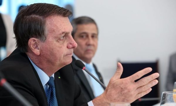 Bolsonaro 'proíbe' o Renda Brasil e diz que Bolsa Família continua até 2022