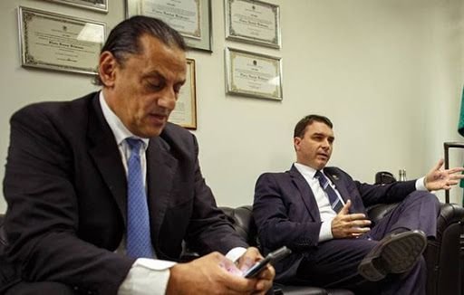 Flávio Bolsonaro diz que Frederick Wassef não é mais seu advogado de defesa
