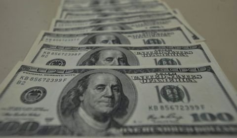Dólar dispara e fecha acima de R$ 5, na 1ª alta semanal em um mês