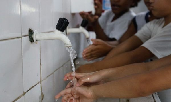 Quase metade das escolas não tem todos os itens de saneamento básico