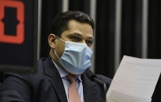 Congresso promulga emenda que adia eleições municipais para novembro