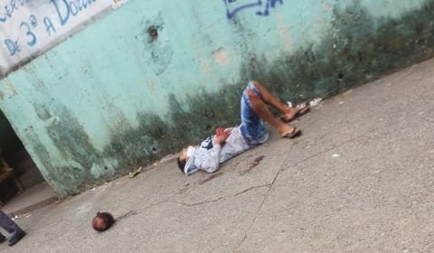 Homem é flagrado pela polícia com cabeça decapitada nas mãos