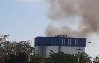 Fábrica de cerveja da Ambev pega fogo; Bombeiros controlam o incêndio