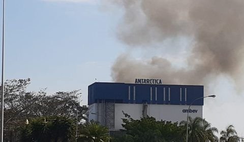 Fábrica de cerveja da Ambev pega fogo; Bombeiros controlam o incêndio